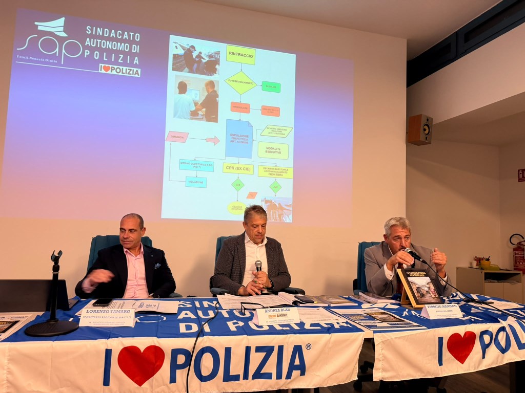 Fabrizio Maniago interviene durante la proiezione di un diagramma sulle procedure.